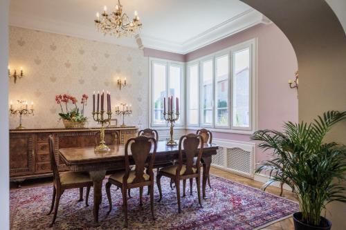 Villa Verte في Saint-Mathieu: غرفة طعام مع طاولة وكراسي