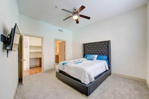um quarto com uma cama e uma ventoinha de tecto em Houston Texas 1BR APT With pool view near NRG and MED CENTER em Houston