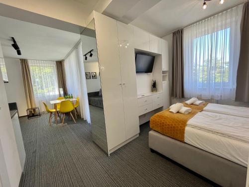 Postel nebo postele na pokoji v ubytování Apartament Premium 214 Planeta Mielno - balkon, klimatyzacja, 100 m od plaży