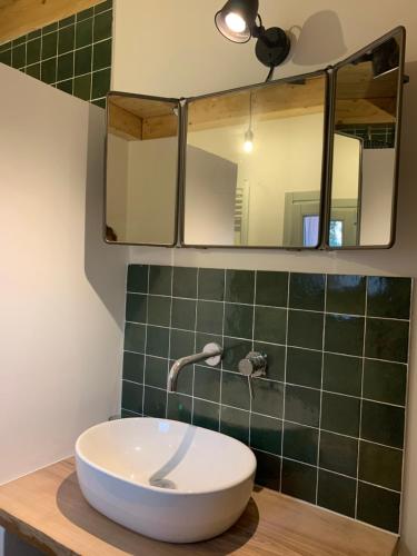 La salle de bains est pourvue d'un lavabo et d'un miroir. dans l'établissement La Piccola Tufaia, à Fasano