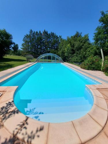 - une piscine d'eau bleue claire dans l'établissement Maison de Vacances Tissendie, à Bourg-de-Visa