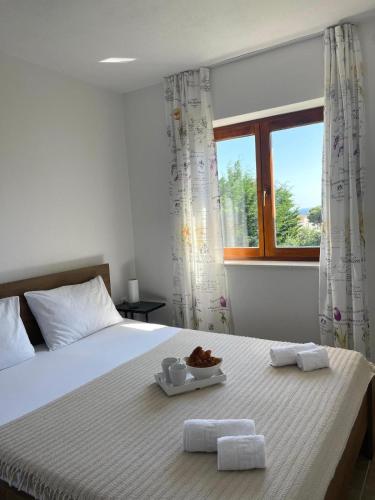 Postel nebo postele na pokoji v ubytování Apartmani Komin