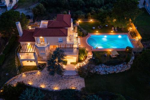 uma vista aérea de uma casa com piscina em Villa San Adriano em Nafplio