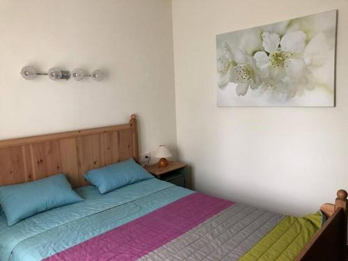- une chambre avec un lit et une photo sur le mur dans l'établissement Tranquil House Perfect for Vacations, à el Mas Vila