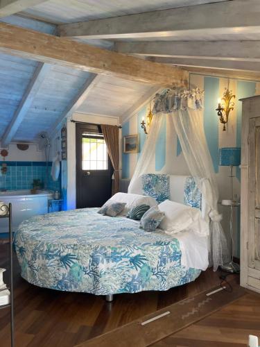 um quarto azul com uma cama de dossel em B&B Piccolo Paradiso em Finale Ligure
