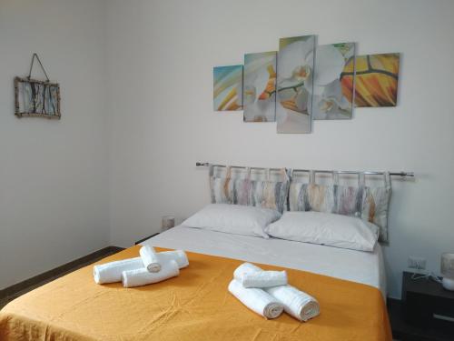 ein Schlafzimmer mit einem Bett mit zwei Handtüchern darauf in der Unterkunft "Babbo" Nicola in Salve