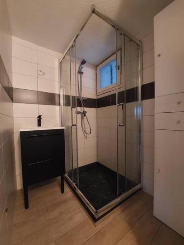 La salle de bains est pourvue d'une douche et d'une cabine de verre. dans l'établissement T3 climatisé vue mer piscine tennis, à Grosseto-Prugna