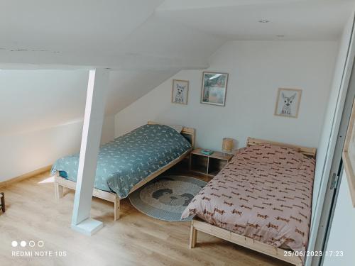 a small bedroom with a bed and a small bed sqor at Spacieux appartement en duplex in Merlimont