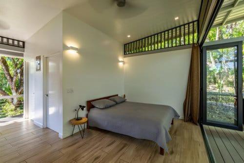 薩馬拉的住宿－Nangu lodge，一间卧室设有一张床和一个大窗户