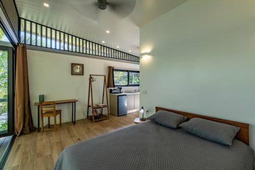 a bedroom with a bed and a table and a kitchen at Nangu lodge in Sámara