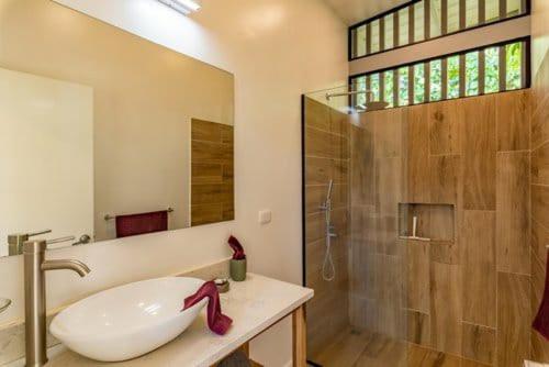 薩馬拉的住宿－Nangu lodge，浴室配有白色水槽和淋浴。