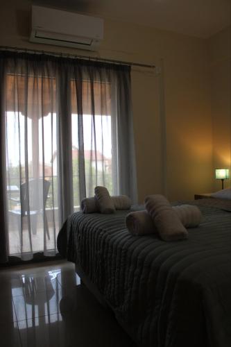 Кровать или кровати в номере Electra Maisonette with Garden near Sea