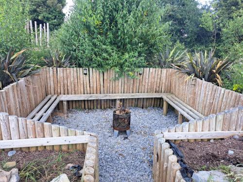 Ein Garten an der Unterkunft Pond Beach Oak residence