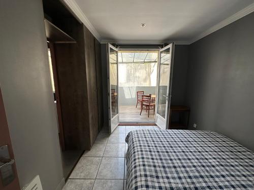 Tempat tidur dalam kamar di Logement meublé avec terrasse