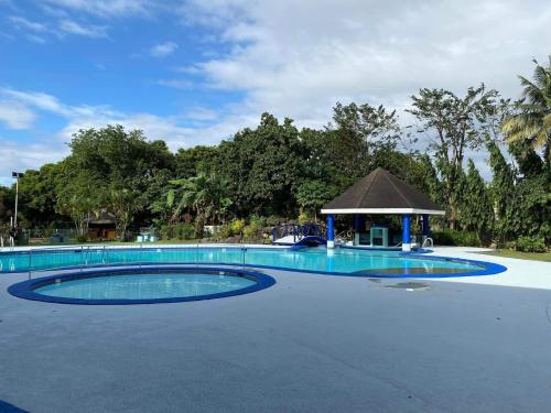 une grande piscine avec un kiosque dans l'établissement Casa Susana - Belair, à Santa Rosa