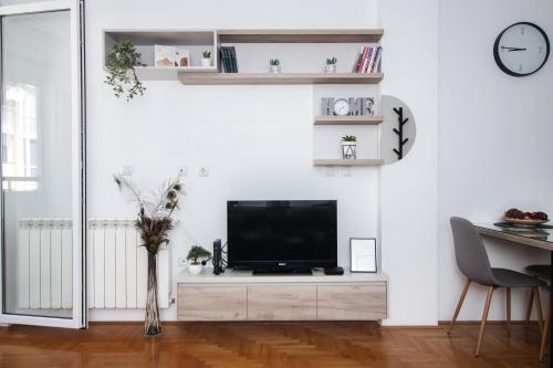 een woonkamer met een flatscreen-tv op een kast bij Apartman Vas dom 2 in Kraljevo