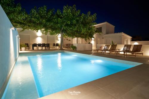 a swimming pool at night in a villa at La Casa de Marieta "B" in Deltebre