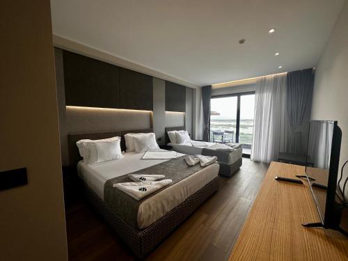 Ένα ή περισσότερα κρεβάτια σε δωμάτιο στο Frojd Kune Resort & Beach Hotel