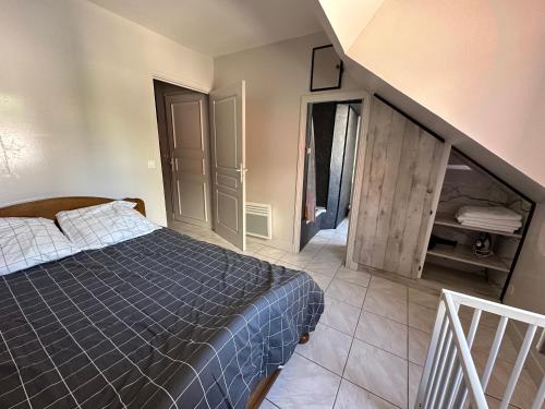 ein Schlafzimmer mit einem blauen Bett und einer Treppe in der Unterkunft appartement meublé in Vincennes
