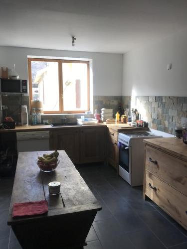 une cuisine avec une table avec un bol de fruits dessus dans l'établissement Villa Della, à Planès