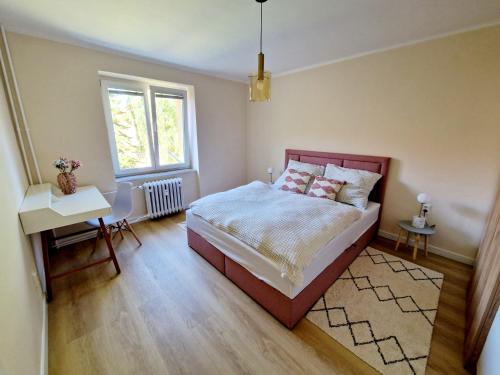 1 dormitorio con cama y ventana en City Center Apartment - Self check-in, en Spišská Nová Ves