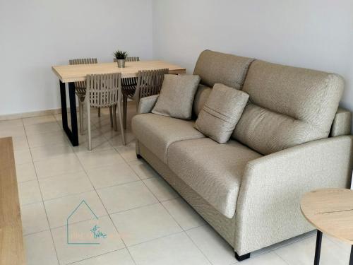 uma sala de estar com um sofá e uma mesa em Castle View em Santa Pola