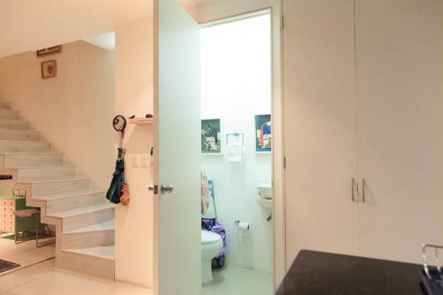 ein Bad mit WC und Treppe in einem Haus in der Unterkunft Stunning duplex in the best area of Roma Norte in Mexiko-Stadt