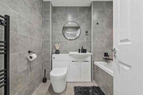 bagno con servizi igienici, lavandino e specchio di The Riverside Rest a Stirling