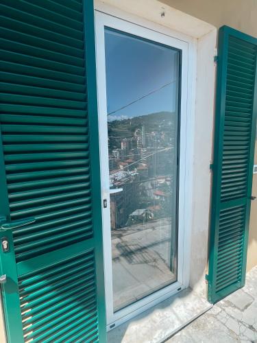 une fenêtre avec vue sur la ville dans l'établissement Casa Mirella, à Sanremo