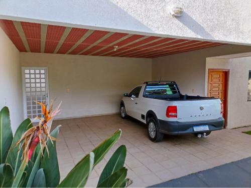 a white car parked in a garage at Casa espaçosa em Poços de Caldas in Poços de Caldas