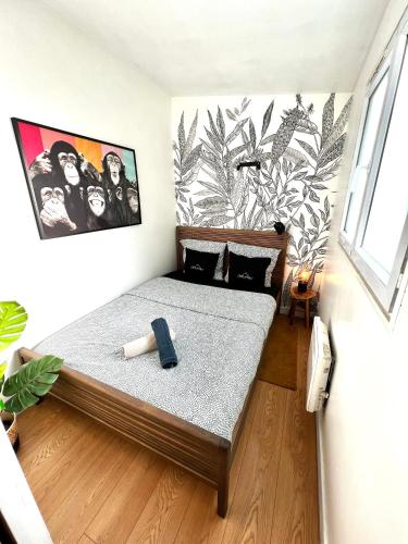 um quarto com uma cama num quarto em Enghien T2 Coeur de ville 12 mn de Paris em Enghien-les-Bains
