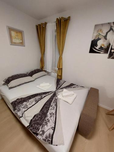 - 2 lits dans une chambre avec fenêtre dans l'établissement Apartment Franka, à Novalja