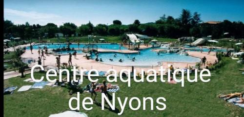 - un grand parc aquatique dans l'établissement BEAUSOLEIL , appartement neuf, climatisé , Jardin clos , 2 chambres, parking privé, calme, 900 m du centre de nyons, à Nyons