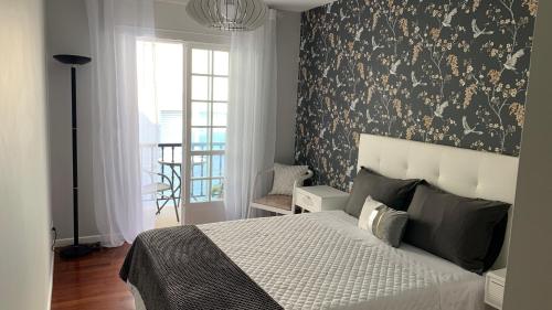 カルダス・デ・レイスにあるCasa da Alfóndegaの黒と白の模様の壁のベッドルーム1室