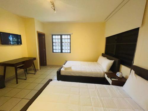 Schlafzimmer mit einem Bett, einem Schreibtisch und einem TV in der Unterkunft 2BD 2BTH Condo in San Juan Unit 1 in San Juan