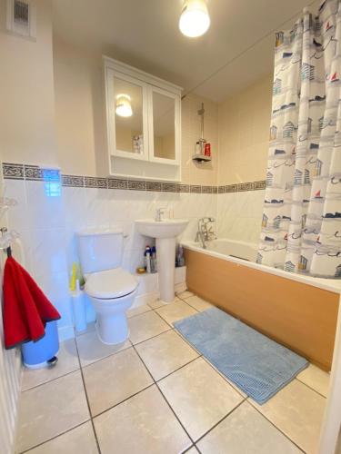 a bathroom with a toilet and a sink and a tub at Sweet home 2 Double bedrooms apartment free parking Summertown, Oxford in Oxford