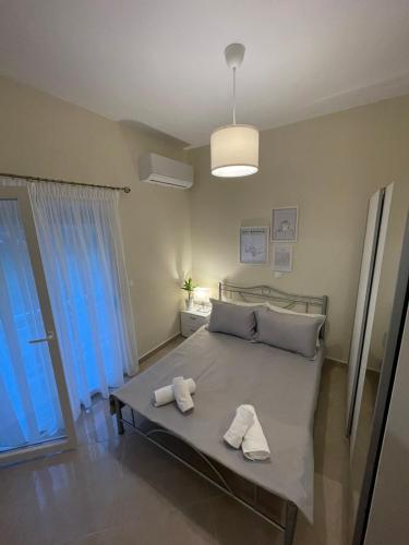 a bedroom with a bed with two towels on it at Backyard houses in Toroni