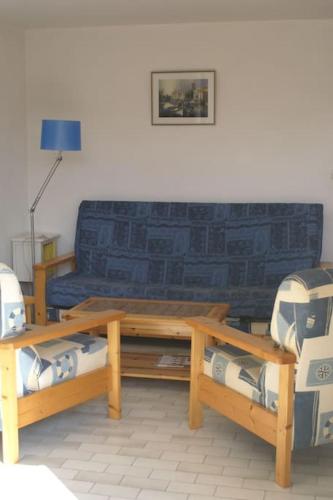 un salon avec un canapé et une table dans l'établissement Appartement 1903 Tennis Village, au Cap d'Agde