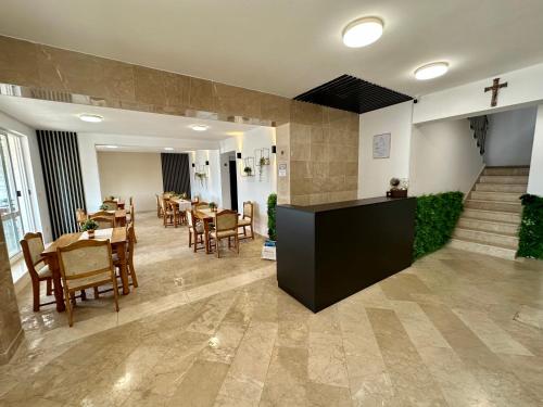 特羅吉爾的住宿－Hotel Buenavista Beach House Trogir，餐厅设有1间带桌椅的用餐室