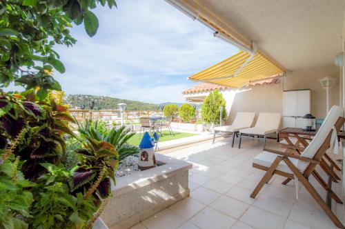 um pátio com vista para as montanhas a partir de uma casa em Apartment Luna Tossa De Mar 5mins walking to the beach with sea and castle view big terrace em Tossa de Mar