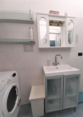 une salle de bain avec une machine à laver et un lavabo dans l'établissement Studio Musiciens - CARRE D'OR !, à Nice