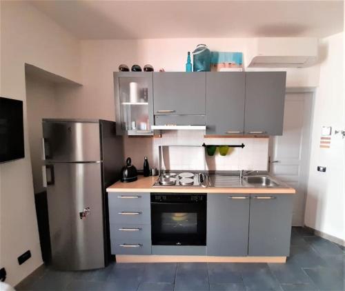 Il comprend une cuisine équipée d'un réfrigérateur en acier inoxydable et d'une cuisinière. dans l'établissement Studio Musiciens - CARRE D'OR !, à Nice