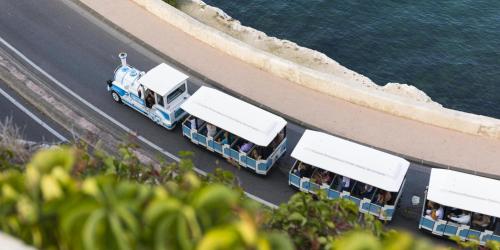 trois bus garés sur une route à côté de l'eau dans l'établissement Ô république, à Marseille