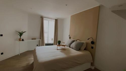 - une chambre avec un lit et une table dans l'établissement Ô république, à Marseille