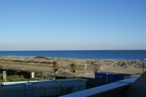 - une vue sur la plage et l'océan depuis un bâtiment dans l'établissement Studio Héliopolis L55 au village naturiste, au Cap d'Agde