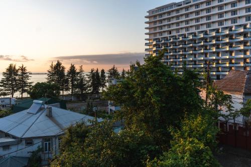 widok na duży budynek w mieście w obiekcie Batumi Homestay at Tamar Mephe Avenue w mieście Machindżauri