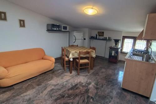 una sala de estar con un sofá y una mesa en Appartamento Mare e Monte - Gold Vasto, en Vasto