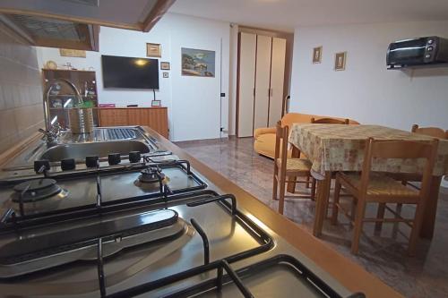 una cocina con estufa y mesa en Appartamento Mare e Monte - Gold Vasto, en Vasto