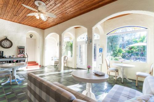 a living room with a couch and a table at Banyan House Vacation Rentals in Venice