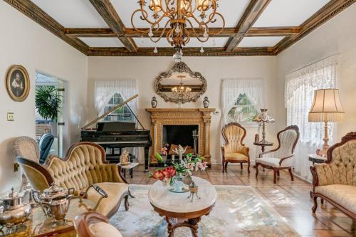a living room with a fireplace and a chandelier at Banyan House Vacation Rentals in Venice